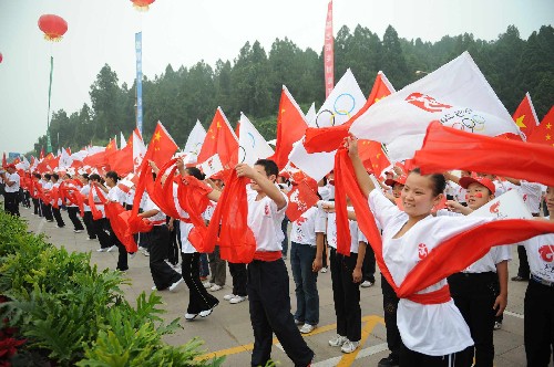 7月29日,當(dāng)?shù)厝罕娸d歌載舞喜迎奧運(yùn)圣火。當(dāng)日,北京奧運(yùn)圣火在河北省石家莊市傳遞。 新華社記者 楊世堯 攝