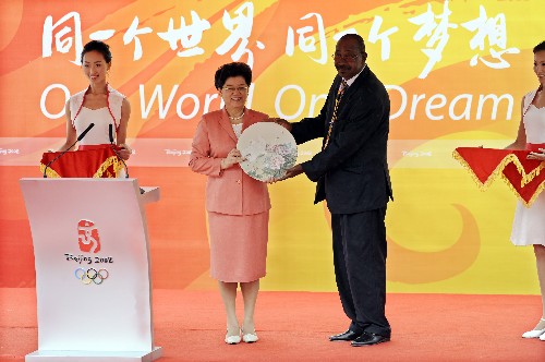 7月29日,全國(guó)人大常委會(huì)副委員長(zhǎng)、北京奧組委副主席、北京奧運(yùn)村村長(zhǎng)陳至立向貝寧代表團(tuán)團(tuán)長(zhǎng)夏爾·諾布雷贈(zèng)送紀(jì)念品。 當(dāng)日,貝寧奧運(yùn)代表團(tuán)在北京奧運(yùn)村舉行升旗儀式。 新華社記者 劉大偉 攝