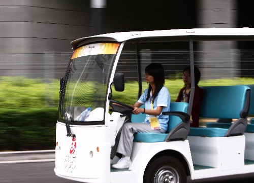 7月29日,在北京奧林匹克體育中心區(qū),電瓶車是媒體工作人員返回住地交通工具之一。 新華社記者 任瓏 攝