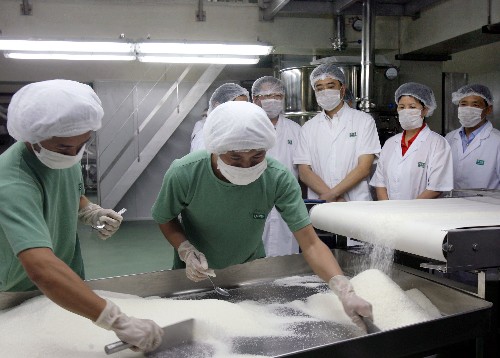 7月29日,上海市質(zhì)量技術(shù)監(jiān)督局的工作人員在一家奧運(yùn)食品定點(diǎn)企業(yè)生產(chǎn)車間內(nèi)檢查。上海市供奧運(yùn)食品定點(diǎn)企業(yè)負(fù)責(zé)供應(yīng)北京、上海、天津和青島等賽區(qū)的飲料、肉制品、調(diào)味品、大米等多種產(chǎn)品。上海市質(zhì)量技術(shù)監(jiān)督部門制定詳細(xì)方案,對定點(diǎn)企業(yè)實(shí)施駐廠監(jiān)管,對相關(guān)企業(yè)進(jìn)行重點(diǎn)監(jiān)管和檢查評估,以保證奧運(yùn)特供食品的安全和質(zhì)量。 新華社記者 劉穎 攝