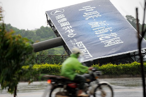7月29日,福建省福清市一個巨型廣告牌被吹倒。國家防汛抗旱總指揮部29日統(tǒng)計顯示,受強臺風“鳳凰”帶來的強降雨影響,福建、浙江兩省目前已有33個縣357個鄉(xiāng)鎮(zhèn)153.55萬人受災,倒塌房屋261間,農(nóng)田受災47.14千公頃,直接經(jīng)濟損失9.23億元。 新華社記者 姜克紅 攝