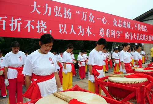 8月3日,參加起跑儀式的全體人員為汶川大地震遇難同胞默哀。當(dāng)日,北京奧運(yùn)圣火在四川省廣安市傳遞。 新華社記者 劉力航 攝
