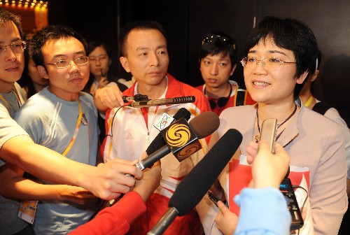 8月3日,北京市氣象局副局長(zhǎng)王建捷在北京奧運(yùn)會(huì)主新聞中心接受媒體記者采訪。 當(dāng)日,北京市氣象局有關(guān)負(fù)責(zé)人表示,8月8日北京奧運(yùn)會(huì)開幕當(dāng)天,北京將是陰到多云天氣,也可能出現(xiàn)陣雨或雷陣雨。 新華社記者 沙達(dá)提 攝