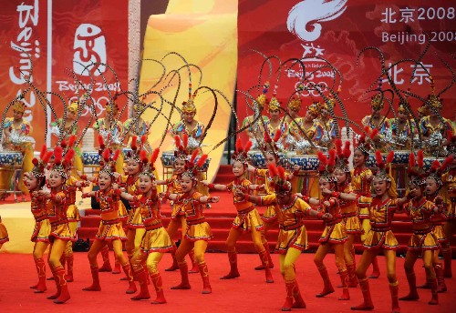 8月6日,演員在起跑儀式上表演。當日,北京奧運圣火在北京市傳遞。 新華社記者 羅曉光 攝