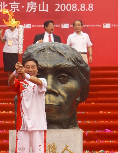 8月8日,北京奧運(yùn)會(huì)開幕當(dāng)天火炬?zhèn)鬟f從周口店遺址博物館廣場開始,全國十大杰出青年、著名相聲演員馮鞏擔(dān)任火炬?zhèn)鬟f最后一天的首棒火炬手。 新華社記者 邢廣利 攝