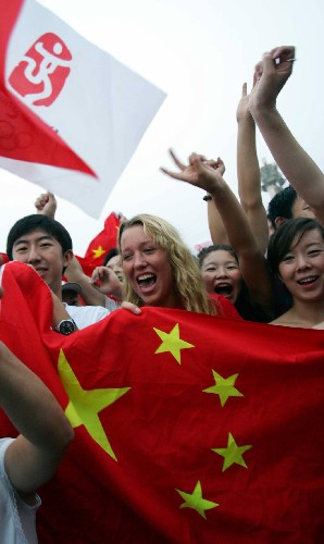 8月8日,一名外國(guó)游客在天安門升旗儀式結(jié)束后,揮舞中國(guó)國(guó)旗為奧運(yùn)加油。8月8日20時(shí),第29屆奧運(yùn)會(huì)將在北京開(kāi)幕。 新華社發(fā)
