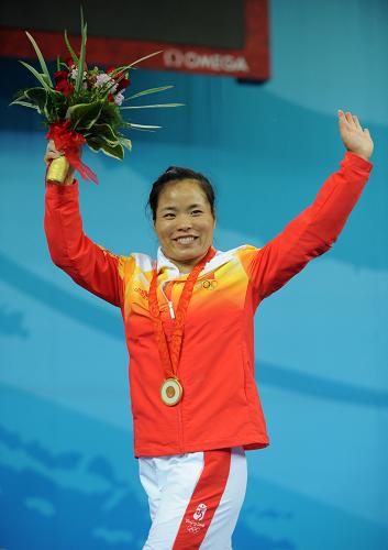 8月11日,中國選手陳艷青在領獎臺上。當日,陳艷青在北京奧運會舉重女子58公斤級決賽中以244公斤的總成績獲得金牌,并以138公斤的挺舉成績和總成績打破了的奧運會紀錄。 新華社記者 武巍 攝