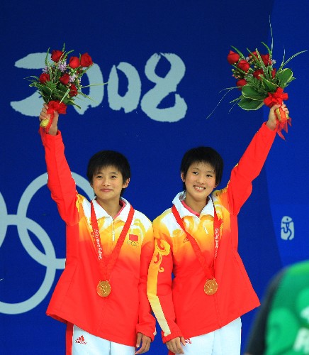 8月12日,陳若琳(右)/王鑫在女子10米雙人跳臺(tái)頒獎(jiǎng)儀式上向觀眾致意。當(dāng)日,北京奧運(yùn)會(huì)跳水比賽繼續(xù)在國(guó)家游泳中心“水立方”舉行。中國(guó)選手陳若琳/王鑫在女子10米雙人跳臺(tái)比賽中以363.54分的總成績(jī)獲得冠軍。 新華社記者 劉宇 攝