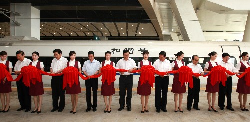 8月1日,京津城際鐵路通車運(yùn)營(yíng)儀式在北京舉行。中共中央政治局委員、國(guó)務(wù)院副總理張德江,中共中央政治局委員、北京市委書記劉淇,中共中央政治局委員、天津市委書記張高麗出席。 這是張德江、劉淇、張高麗等在北京南站為首發(fā)列車剪彩。 新華社記者 龐興雷 攝