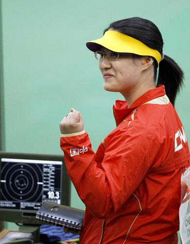 8月13日,在北京奧運(yùn)會(huì)射擊女子25米手槍決賽中,中國(guó)選手陳穎以793.4環(huán)的總成績(jī)獲得金牌。 新華社記者 鮑菲菲 攝