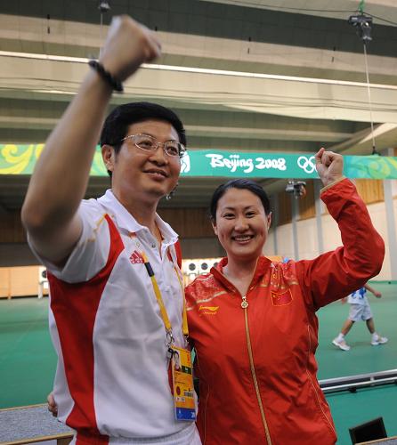 8月13日,中國(guó)選手陳穎與教練慶祝勝利。當(dāng)日,在北京奧運(yùn)會(huì)射擊女子25米手槍決賽中,中國(guó)選手陳穎以793.4環(huán)的總成績(jī)獲得金牌。 新華社記者 焦衛(wèi)平 攝