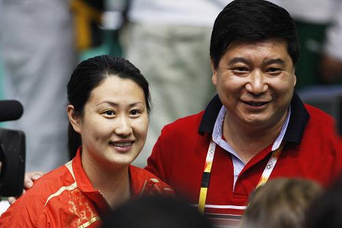 8月13日,中國(guó)選手陳穎(左)在獲勝后與王義夫一起慶祝。 新華社記者 鮑菲菲 攝