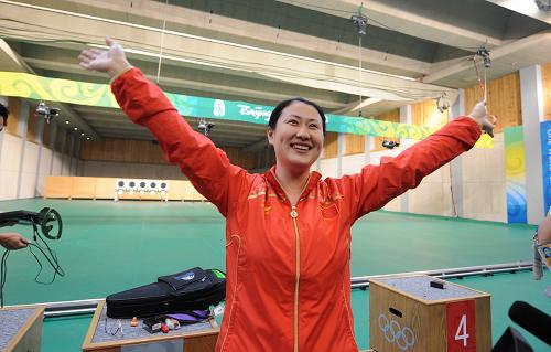 8月13日,中國(guó)選手陳穎獲勝后向觀眾致意。 新華社記者 焦衛(wèi)平 攝