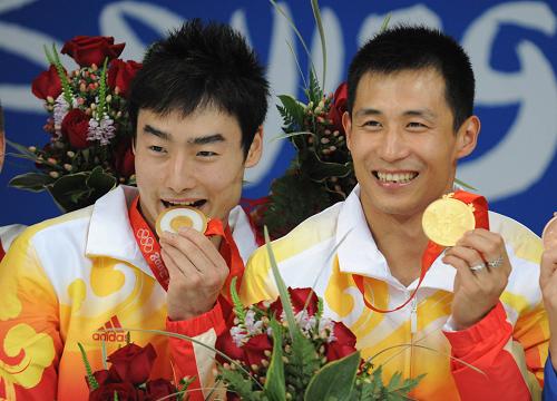 8月13日,中國選手秦凱(左)/王峰展示金牌。 新華社記者 趙鵬 攝