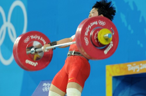 8月13日,中國選手劉春紅在比賽中。當日,北京奧運會舉重女子69公斤級決賽在北京航空航天大學體育館舉行。 新華社記者 楊磊 攝