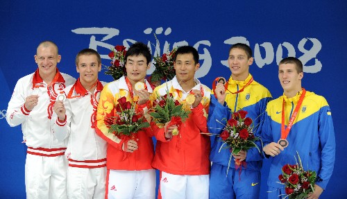 8月13日,中國選手秦凱(左三)/王峰(右三)、俄羅斯選手德米特里·薩烏?。ㄗ笠唬?尤里·庫納科夫(左二)和烏克蘭選手伊利婭·克瓦沙(右二)/阿列克西·普雷格羅夫在頒獎儀式上。當日,北京奧運會跳水比賽在國家游泳中心--“水立方”繼續(xù)進行,秦凱/王峰在男子雙人3米跳板決賽中以469.08分的總成績獲得冠軍。 新華社記者 趙鵬 攝