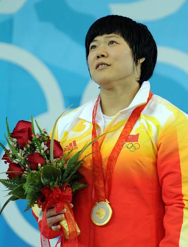 8月13日,中國選手劉春紅在領獎臺上。 新華社記者 楊磊 攝