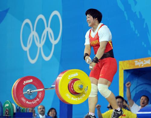 8月13日,中國選手劉春紅勝利后輕松丟掉杠鈴。 新華社記者 楊磊 攝