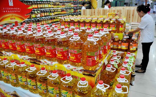 8月14日,銀川市某商場(chǎng)的工作人員在擺放食用油。據(jù)新華社全國(guó)農(nóng)副產(chǎn)品和農(nóng)資價(jià)格行情系統(tǒng)監(jiān)測(cè),7月以來(lái),食用油價(jià)格整體回落。 新華社記者 王鵬 攝