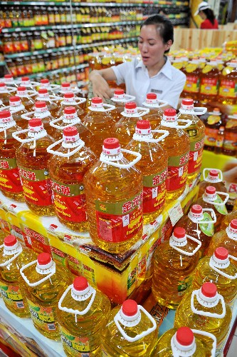 8月14日,銀川市某商場(chǎng)的工作人員在擺放食用油。據(jù)新華社全國(guó)農(nóng)副產(chǎn)品和農(nóng)資價(jià)格行情系統(tǒng)監(jiān)測(cè),7月以來(lái),食用油價(jià)格整體回落。 新華社記者 王鵬 攝