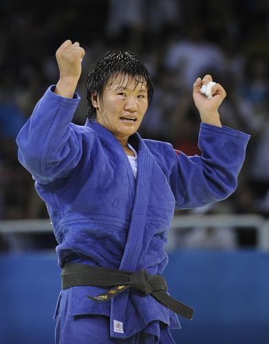 8月14日,在北京奧運(yùn)會(huì)柔道女子78公斤級(jí)決賽中,中國選手楊秀麗戰(zhàn)勝古巴選手亞倫妮斯·卡斯蒂略,奪得金牌。 新華社記 吳曉凌 攝