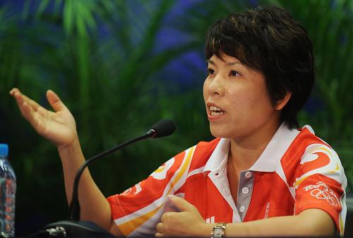 8月15日,在北京國際新聞中心舉行的新聞發(fā)布會(huì)上,北京奧組委奧運(yùn)村部副部長、奧運(yùn)村新聞發(fā)言人鄧亞萍介紹北京奧運(yùn)會(huì)開幕以來北京奧運(yùn)村的運(yùn)行情況,并回答記者提問。 新華社記者 江宏景 攝