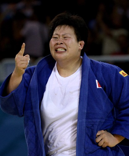 8月15日,中國選手佟文在勝利后舉起“第一”的手勢。當日,在北京奧運會柔道女子78公斤以上級決賽中,中國選手佟文戰(zhàn)勝日本選手塚田真希,奪得冠軍。 新華社記者 陳建力 攝