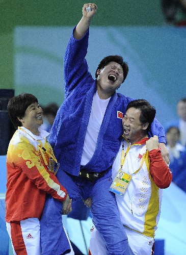8月15日,在北京奧運會柔道女子78公斤以上級決賽中,中國選手佟文(中)戰(zhàn)勝日本選手塚田真希,奪得冠軍。 新華社記者 吳曉凌 攝