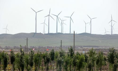 寧夏吳忠市太陽山風(fēng)電場的發(fā)電機(jī)群(8月17日攝)。位于寧夏吳忠市太陽山移民開發(fā)區(qū)的太陽山風(fēng)電場是寧夏發(fā)電集團(tuán)有限責(zé)任公司投資建設(shè)的10個風(fēng)電場之一。太陽山風(fēng)電場一期45MW工程60臺風(fēng)力發(fā)電機(jī)已于4月2日全部成功并網(wǎng)發(fā)電,預(yù)計(jì)投資4.7億元的二期49.5MW工程項(xiàng)目也正在籌劃進(jìn)行中。寧夏正在邁出重點(diǎn)開發(fā)風(fēng)力和太陽能綠色能源的步伐。新華社記者 高學(xué)余 攝