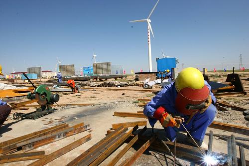 8月17日,一名工人正在太陽山風(fēng)電場工地作業(yè)。 新華社記者 高學(xué)余 攝