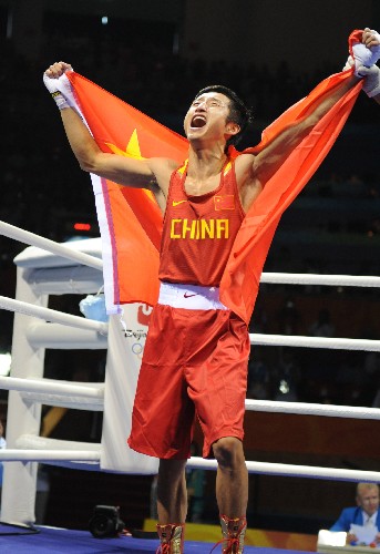 8月24日,中國選手鄒市明在男子拳擊48公斤級決賽中,戰(zhàn)勝蒙古國選手普列布道爾吉·塞爾丹巴,獲得冠軍。 新華社記者 陳燮 攝