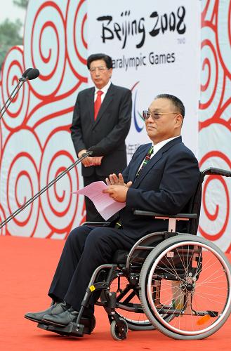 8月28日,北京殘奧會圣火采集暨火炬接力啟動儀式在北京天壇祈年殿南廣場舉行。這是全國政協(xié)副主席、中國殘聯(lián)主席、北京奧組委執(zhí)行主席鄧樸方(右)在北京2008年殘奧會圣火采集暨火炬接力啟動儀式上致辭。 新華社記者 劉建生 攝