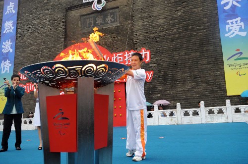 8月29日,最后一棒火炬手李輝民點燃圣火盆。當(dāng)日,北京殘奧會圣火在西安進(jìn)行傳遞。 新華社記者 金良快 攝