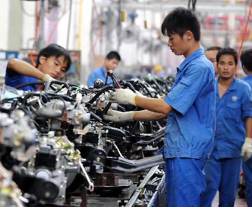 隨著通用、日產(chǎn)和中國上汽、東風(fēng)、一汽等汽車企業(yè)相繼落戶柳州,柳州市汽車工業(yè)總產(chǎn)值現(xiàn)已占廣西汽車工業(yè)總產(chǎn)值的70%以上,2008年柳州汽車工業(yè)產(chǎn)值預(yù)計將達(dá)到480億元,成為名副其實的廣西汽車工業(yè)“心臟”。 這是上汽通用五菱汽車股份有限公司職工在裝配汽車發(fā)動機(jī)(9月2日攝)。 新華社記者張愛林?jǐn)z