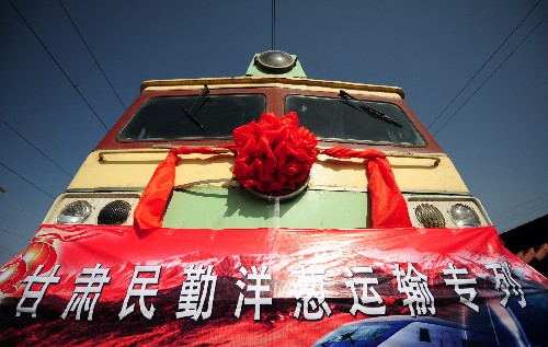 9月5日,“洋蔥專列”在武威車站“整裝待發(fā)”。 當(dāng)日,裝載著3919噸洋蔥的首趟“洋蔥專列”從甘肅武威火車站駛出。2008年,甘肅民勤、武威等河西地區(qū)洋蔥喜獲豐收,畝產(chǎn)由去年的4至5噸上升至7至8噸。由于本地市場(chǎng)消化能力有限,外運(yùn)外銷成了確保農(nóng)民增加收入的重要途徑。為切實(shí)維護(hù)農(nóng)民利益,蘭州鐵路局開行鮮活農(nóng)產(chǎn)品專列,全力做好今年的洋蔥運(yùn)輸工作。 新華社記者 張錳 攝