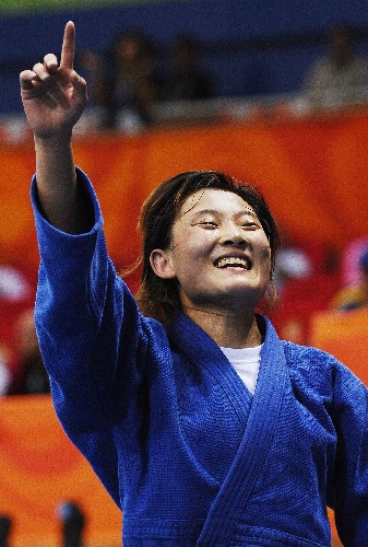 9月8日,中國選手王麗靜慶祝勝利。當日,在北京2008年殘奧會柔道女子57公斤級決賽中,王麗靜擊敗德國選手拉莫娜·布魯西格,獲得冠軍。 新華社記者 郭大岳 攝