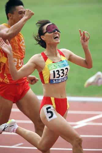 9月9日,中國選手吳春苗(右)與領(lǐng)跑員在沖過終點后慶祝。 新華社記者 張燕輝 攝