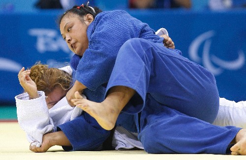 9月9日,中國選手袁艷萍(上)在北京2008年殘奧會(huì)柔道女子70公斤以上級(jí)金牌決賽中戰(zhàn)勝巴西選手德安娜·席爾瓦,獲得冠軍。 新華社記者 廖宇杰 攝