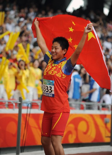 9月9日,中國選手吳晴在比賽后慶祝。當(dāng)日,在國家體育場(chǎng)進(jìn)行的北京2008年殘奧會(huì)女子鐵餅F35/36級(jí)決賽中,吳晴以25米80的成績獲得冠軍。 新華社記者 李尕 攝