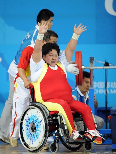 9月14日,中國選手李瑞芳試舉成功后向觀眾揮手致意。當日,在北京2008年殘奧會女子82.5公斤以上級舉重比賽中,中國選手李瑞芳以165.0公斤的成績奪得冠軍。 新華社記者 楊磊 攝