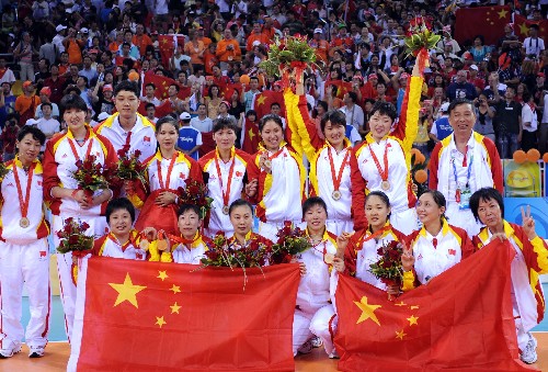 9月14日,中國隊在領(lǐng)獎臺上合影。當(dāng)日,在北京2008年殘奧會女子坐式排球決賽中,中國隊以3比0戰(zhàn)勝美國隊,奪得冠軍。 新華社記者楊宗友攝