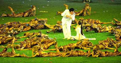 9月17日,北京2008年殘奧會閉幕式在國家體育場進(jìn)行。這是閉幕式上的文藝表演《收獲》。 新華社記者杜華舉攝
