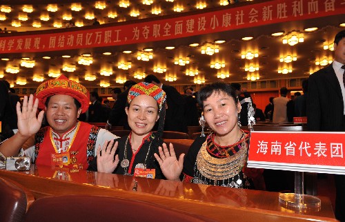 近年來,中國各級工會堅持把加強(qiáng)工會組建、創(chuàng)新工會組織形式、加強(qiáng)基層工會規(guī)范化建設(shè)作為重要工作來抓,基層工會組織迅猛發(fā)展。截至2008年6月,全國基層工會達(dá)170.2萬個,比2003年增加79.7萬個,增長88.0%;基層工會覆蓋單位達(dá)355.6萬個,比2003年增加198.3萬個,增長126.0%。 海南代表團(tuán)的工會代表在中國工會十五大會議間隙合影留念(10月19日攝) 。 新華社記者 何俊昌攝
