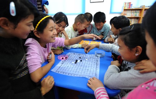 10月19日,留守兒童之家的孩子們在下棋。 河南省漯河市三里橋小學(xué)于2008年9月創(chuàng)辦了留守兒童之家,孩子們節(jié)假日可以在這里靜心閱讀、制作手工、快樂玩耍,使他們在幸福的體驗(yàn)中學(xué)會(huì)感恩,學(xué)會(huì)助人,這里成了留守兒童們的幸福家園。 新華社記者朱祥攝