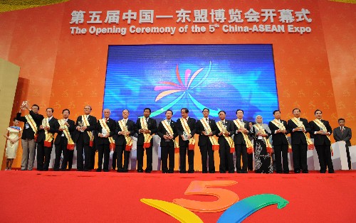 10月22日,第五屆中國—東盟博覽會在廣西南寧開幕。這是東盟各國商協(xié)會代表、博覽會合作伙伴代表被授予紀(jì)念牌。 新華社記者劉廣銘攝