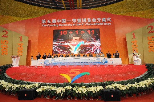 10月22日,第五屆中國—東盟博覽會在廣西南寧開幕。這是開幕式上舉行的剪彩儀式。 新華社記者劉廣銘攝