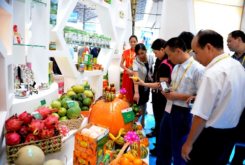 10月22日,觀眾在廣西農(nóng)墾展廳觀看高效果品系列。 當(dāng)日,第五屆中國(guó)—東盟博覽會(huì)在南寧開(kāi)幕,在以引領(lǐng)現(xiàn)代農(nóng)業(yè)、推動(dòng)產(chǎn)業(yè)發(fā)展為主旨的農(nóng)業(yè)新技術(shù)展廳內(nèi),來(lái)自全國(guó)10多家農(nóng)業(yè)企業(yè)的30多種高效農(nóng)業(yè)的品種展示成為展廳首日一景。 新華社記者張愛(ài)林?jǐn)z