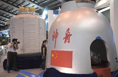 11月3日,神舟七號(hào)飛船返回艙模型(右)在珠海航展上亮相。 當(dāng)日,神舟七號(hào)飛船軌道艙的備份產(chǎn)品等一批實(shí)物、模型和圖片在第七屆中國國際航空航天博覽會(huì)(珠海航展)上亮相。珠海航展將于11月4日到9日在珠海舉行。 新華社記者 盧漢欣攝