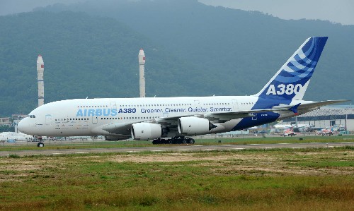 11月3日9時29分,從法國圖盧茲飛來的空中客車A380客機降落在珠海機場。 當日,目前世界最大客機——被稱為“空中巨無霸”的空客A380客機飛抵珠海機場。從11月4日開始,這架客機將在第7屆中國國際航空航天博覽會(珠海航展)上進行靜態(tài)展示及飛行表演。這是空中客車A380客機首次參加珠海航展。 新華社記者周文杰攝