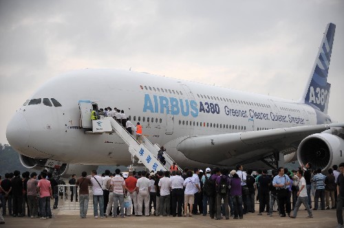 11月3日,抵達珠海機場的空客A380客機引來眾人圍觀。 當日,目前世界最大客機——被稱為“空中巨無霸”的空客A380客機飛抵珠海機場。從11月4日開始,這架客機將在第7屆中國國際航空航天博覽會(珠海航展)上進行靜態(tài)展示及飛行表演。這是空中客車A380客機首次參加珠海航展。 新華社記者盧漢欣攝